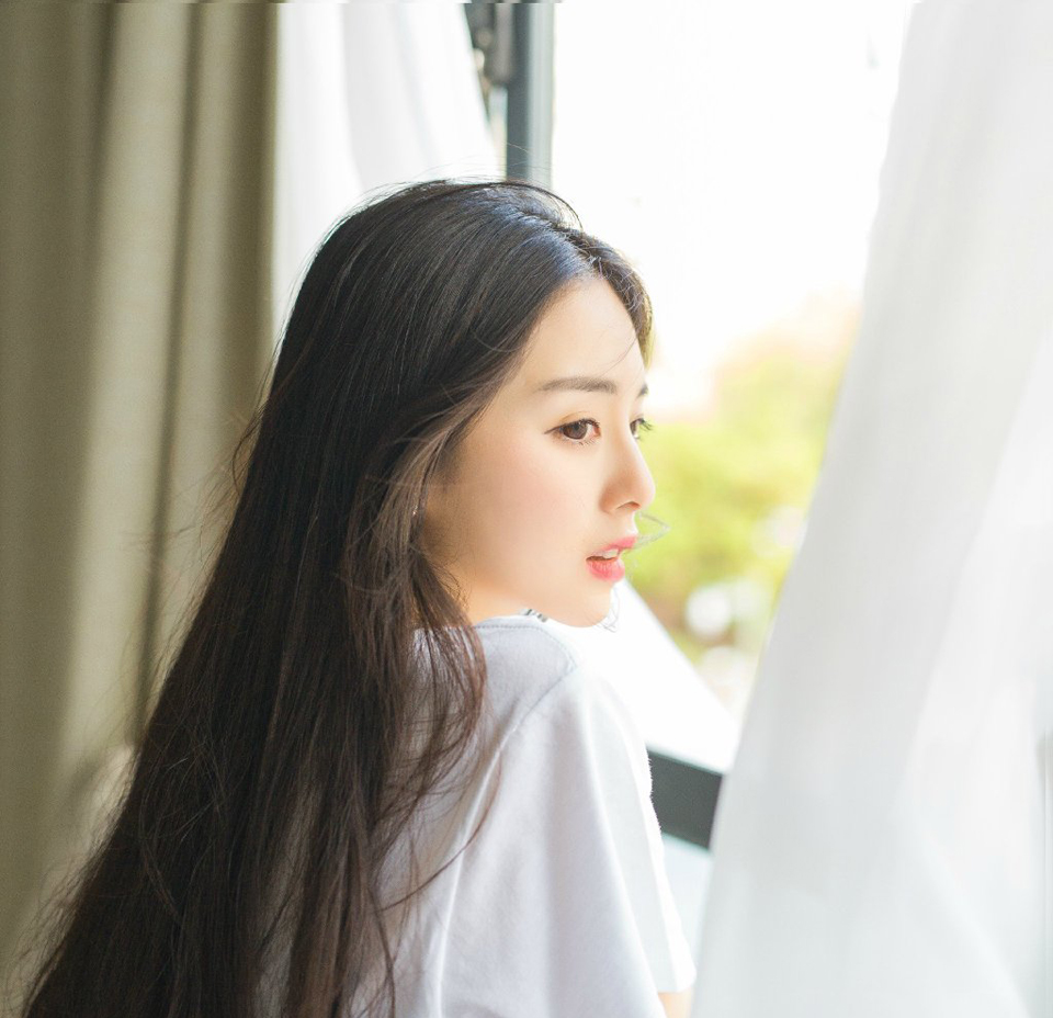 人允许一个陌生人的发迹，却不能容忍一个身边人的晋升。因为同一层次的人之间存在着对比利益的冲突，而与陌生人不存在这方面的问题。